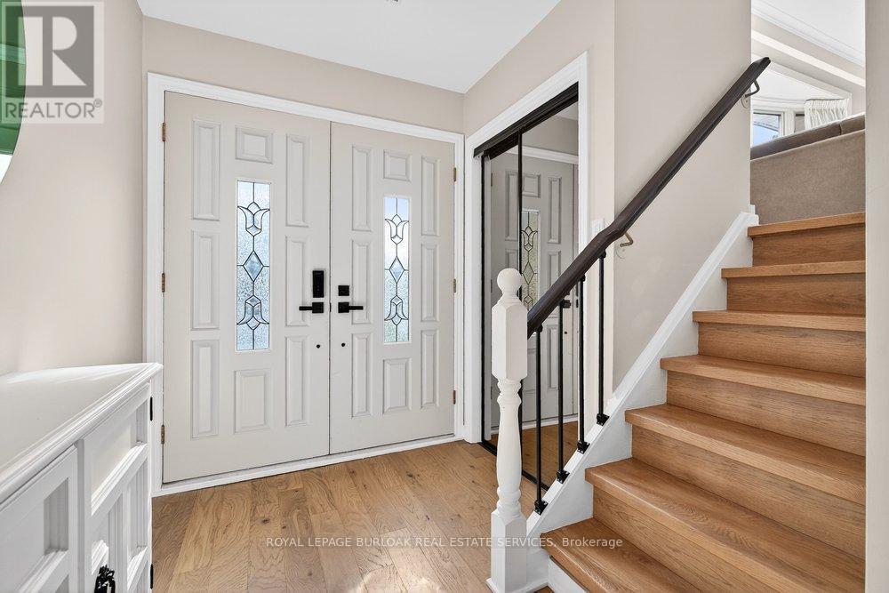 1525 Holburne Road, Mississauga, Ontario  L5E 2L7 - Photo 4 - W12921026