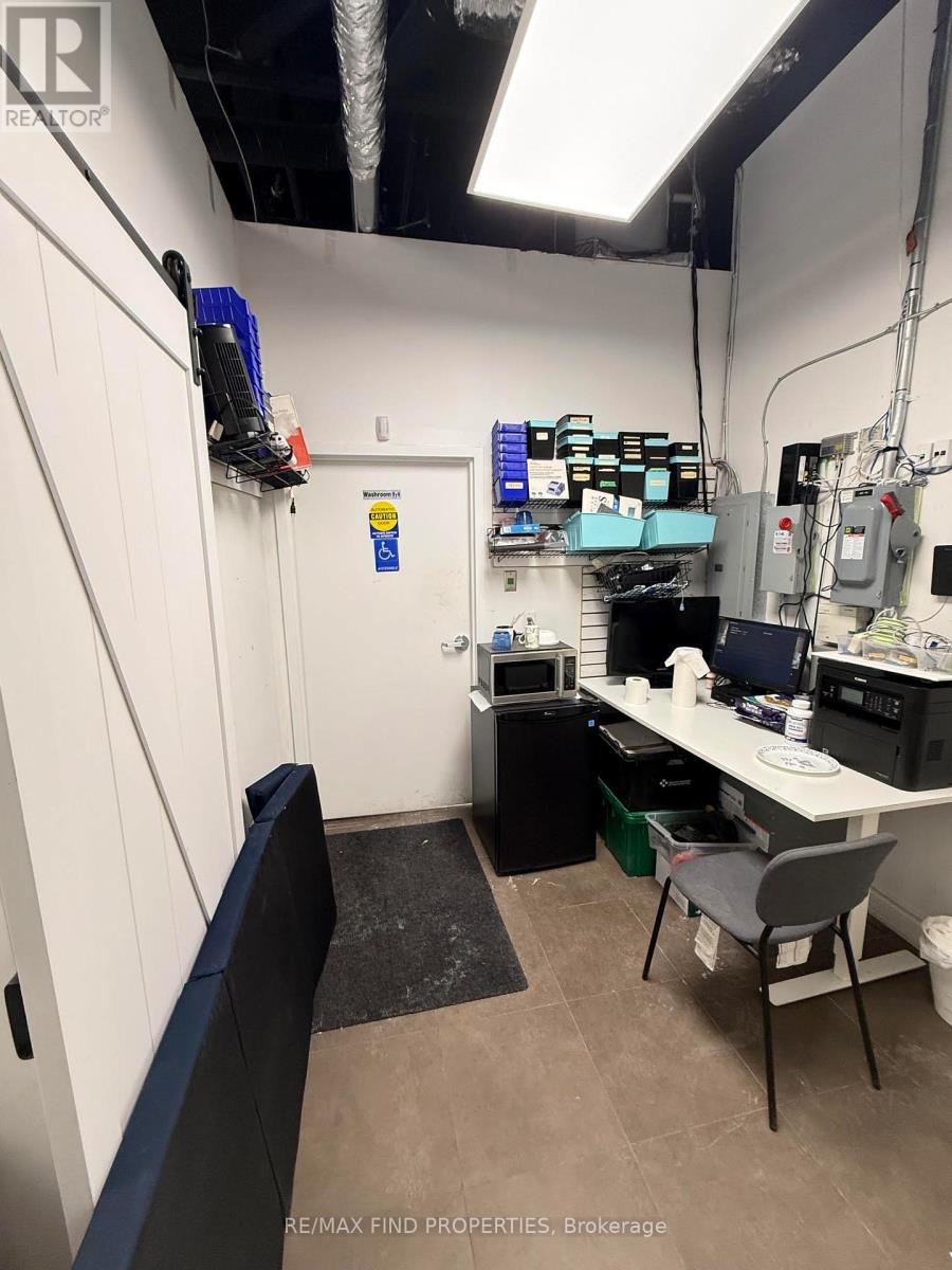 115 - 216 Oak Park Boulevard, Oakville, Ontario  L6H 7S8 - Photo 6 - W12921054