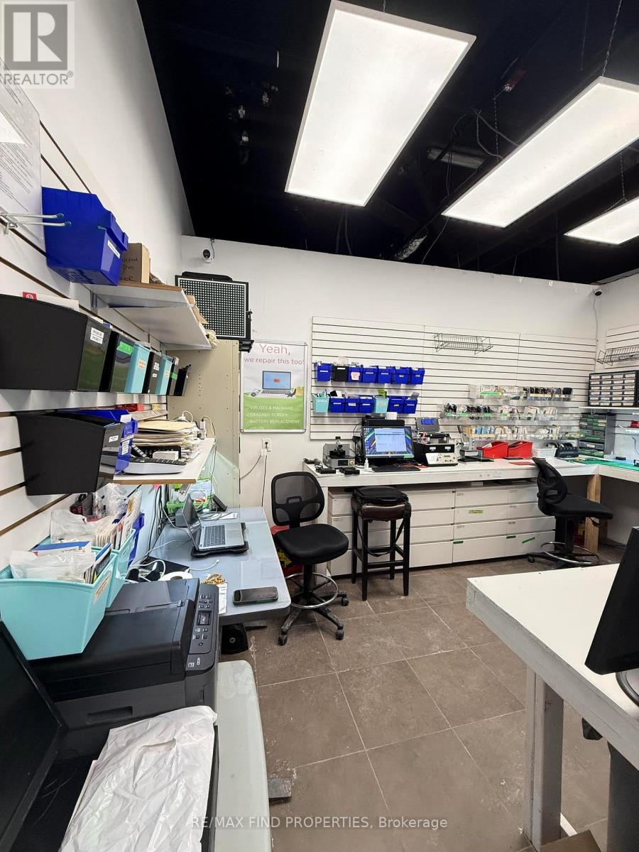 115 - 216 Oak Park Boulevard, Oakville, Ontario  L6H 7S8 - Photo 9 - W12921054