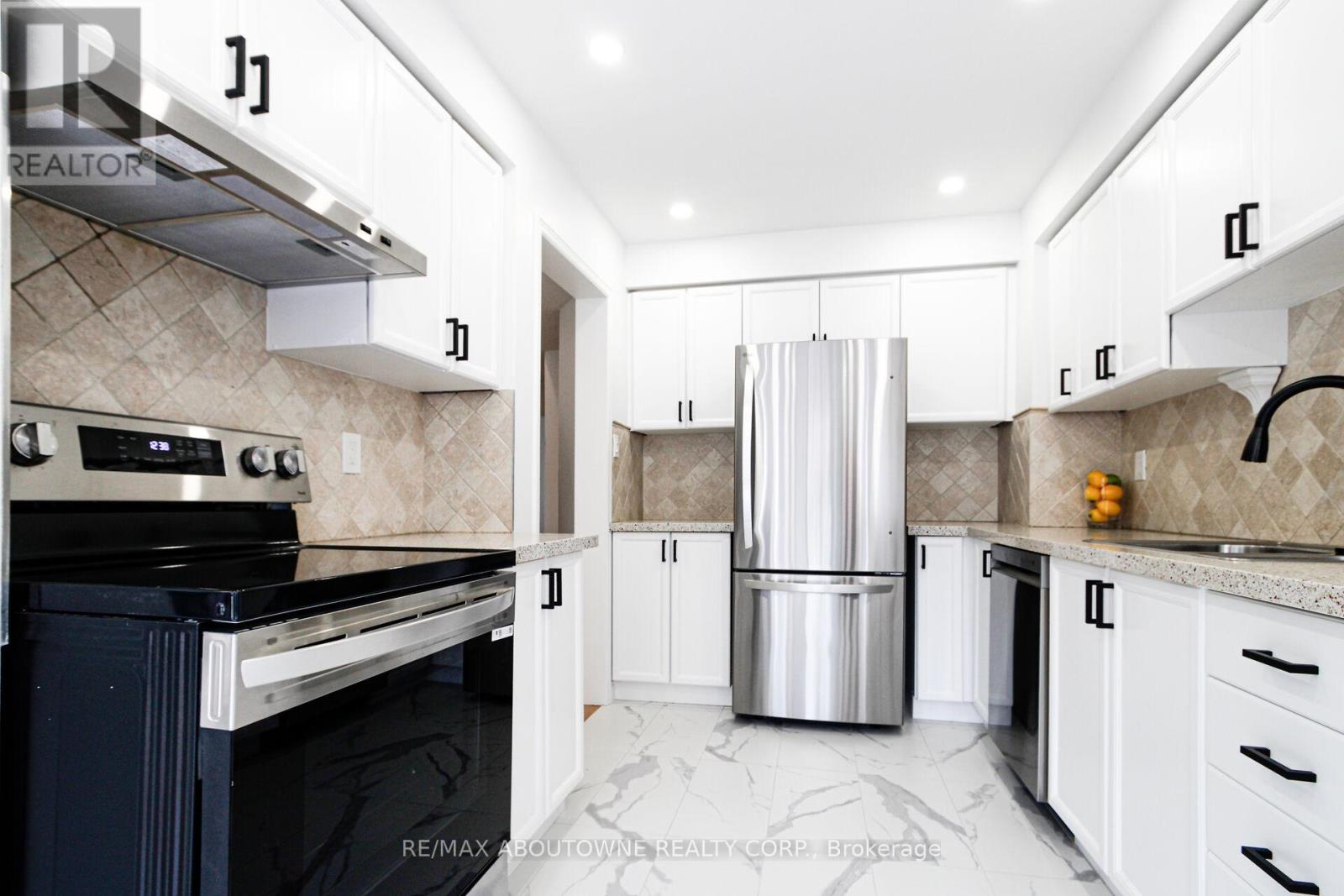 1114 Lindsay Drive, Oakville, Ontario  L6M 3B4 - Photo 12 - W12921138