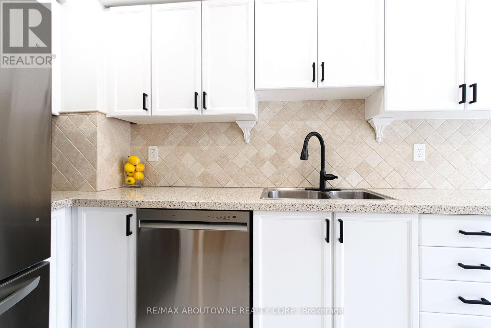 1114 Lindsay Drive, Oakville, Ontario  L6M 3B4 - Photo 13 - W12921138