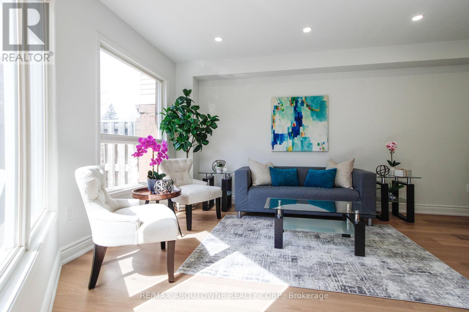 1114 Lindsay Drive, Oakville, Ontario  L6M 3B4 - Photo 4 - W12921138