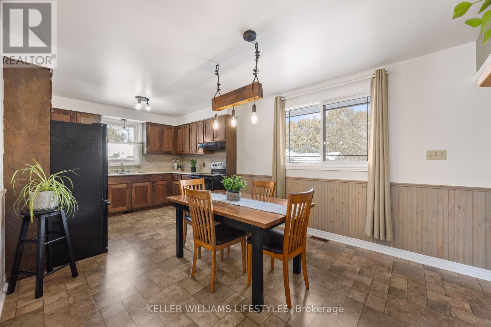 8 East Williams Street, North Middlesex, Ontario  N0M 1A0 - Photo 14 - X12732950