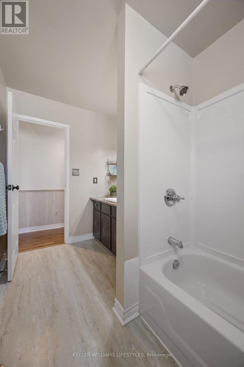 8 East Williams Street, North Middlesex, Ontario  N0M 1A0 - Photo 27 - X12732950