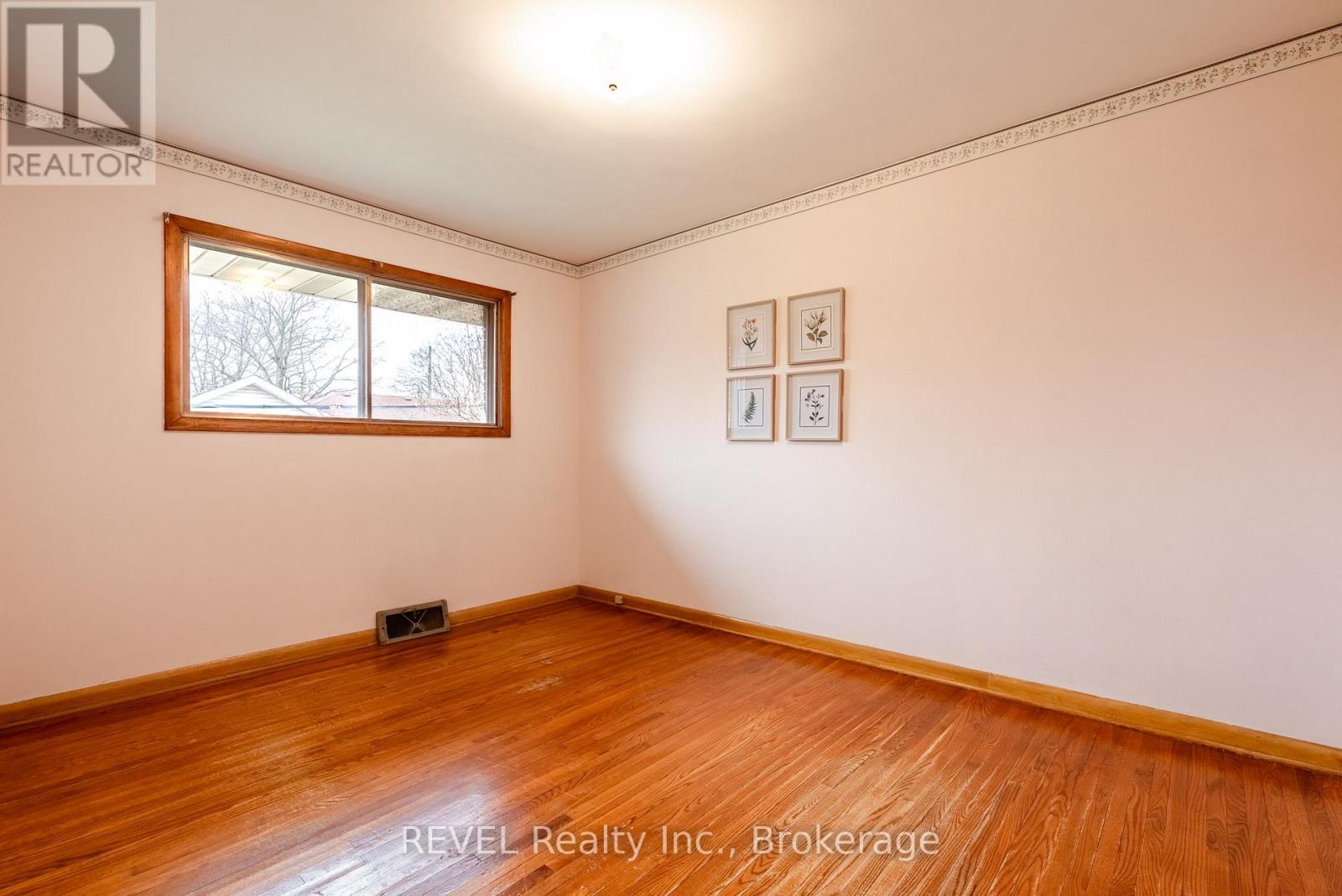 26 Mckenzie Street, St. Catharines (Bunting/linwell), Ontario L2M 2N1 - Photo 17 - X12921174