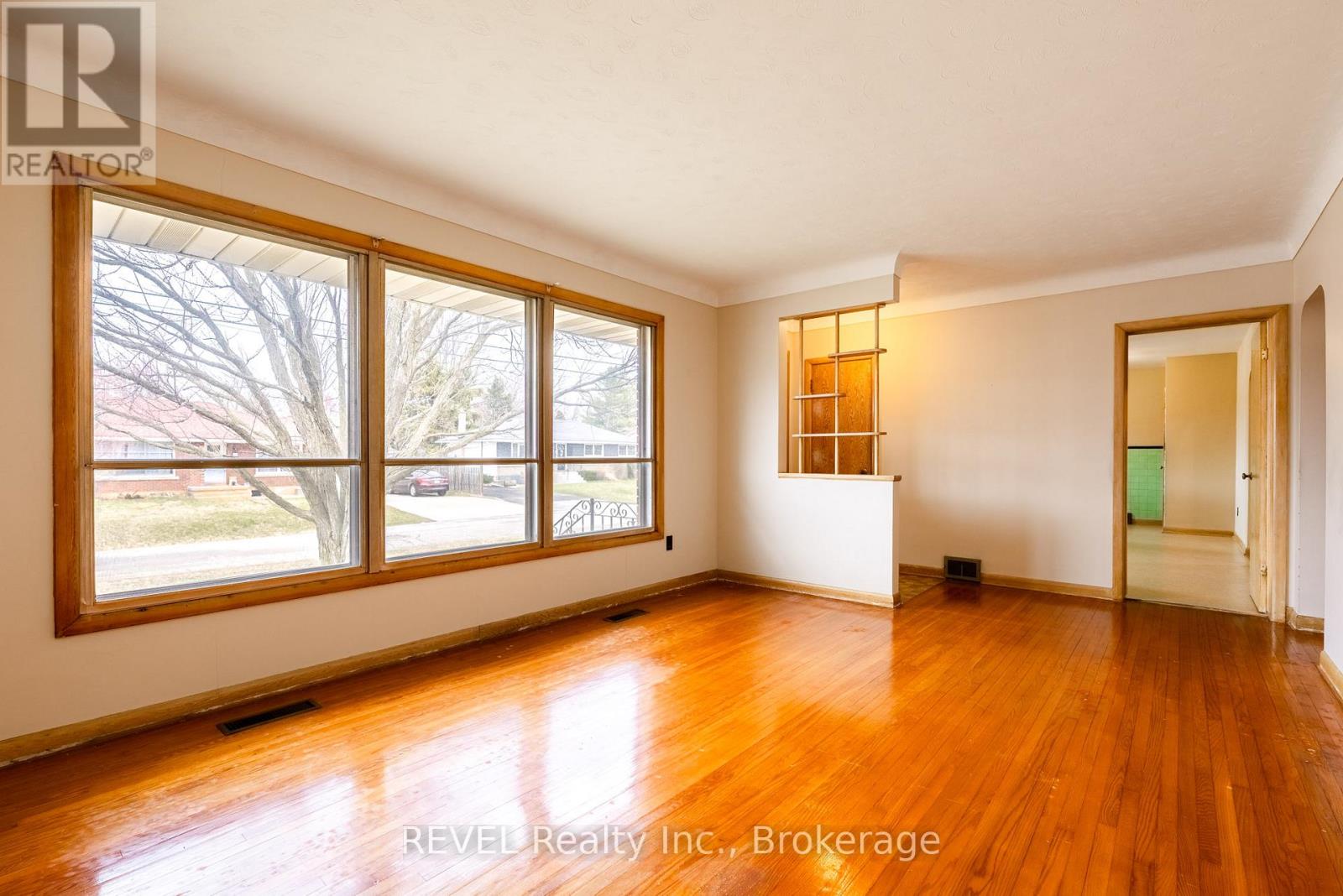 26 Mckenzie Street, St. Catharines (Bunting/linwell), Ontario L2M 2N1 - Photo 5 - X12921174