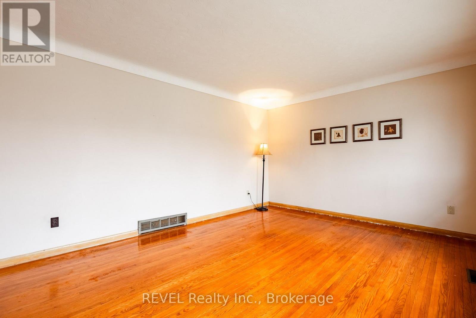 26 Mckenzie Street, St. Catharines (Bunting/linwell), Ontario L2M 2N1 - Photo 7 - X12921174