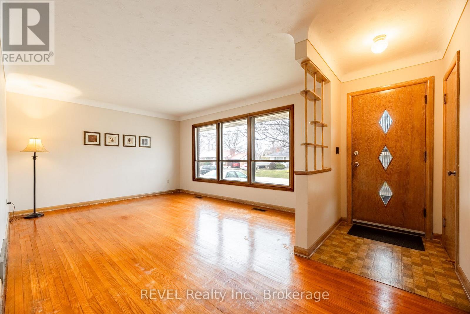 26 Mckenzie Street, St. Catharines (Bunting/linwell), Ontario L2M 2N1 - Photo 8 - X12921174