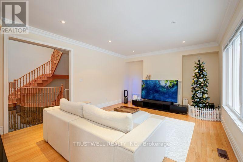 8 Ridgley Court, Richmond Hill, Ontario  L4B 4N3 - Photo 11 - N12921152