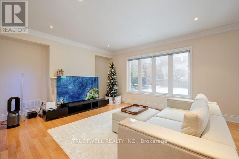 8 Ridgley Court, Richmond Hill, Ontario  L4B 4N3 - Photo 9 - N12921152