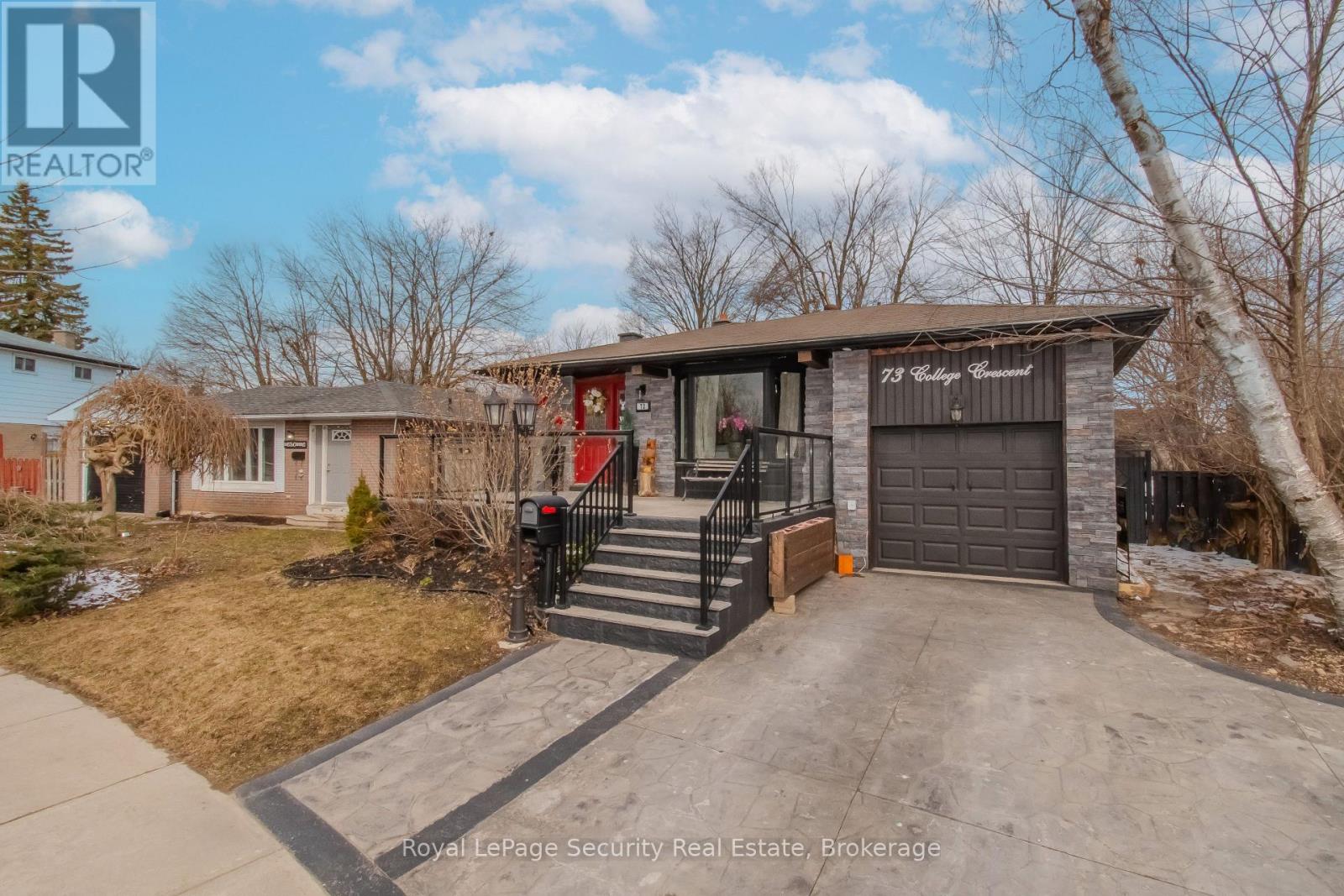 73 COLLEGE CRESCENT, Barrie, Ontario