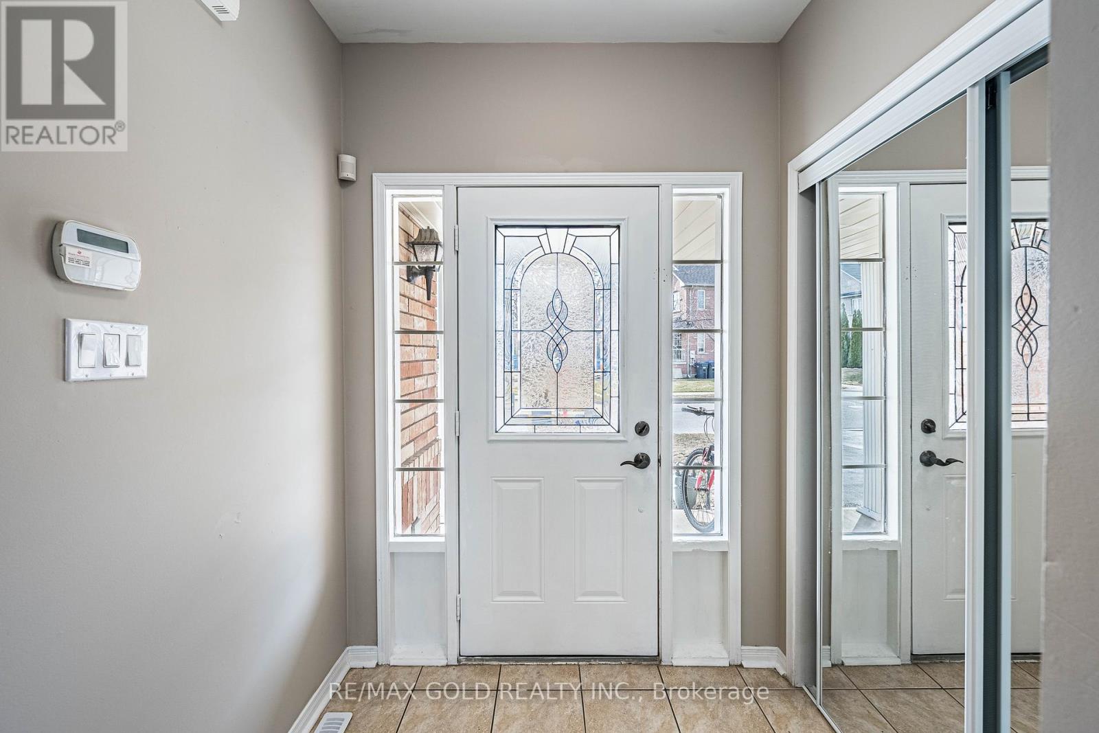 79 Roundstone Drive, Brampton, Ontario  L6X 0K6 - Photo 7 - W12921178