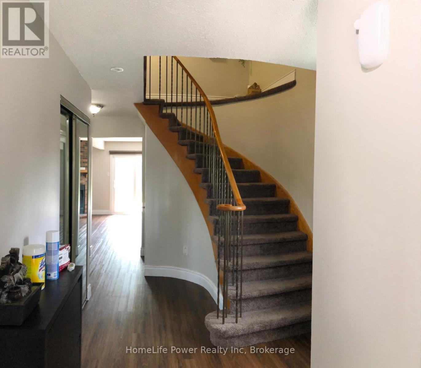 14 Sparrow Court, Brampton, Ontario  L6Y 3P2 - Photo 5 - W12820362