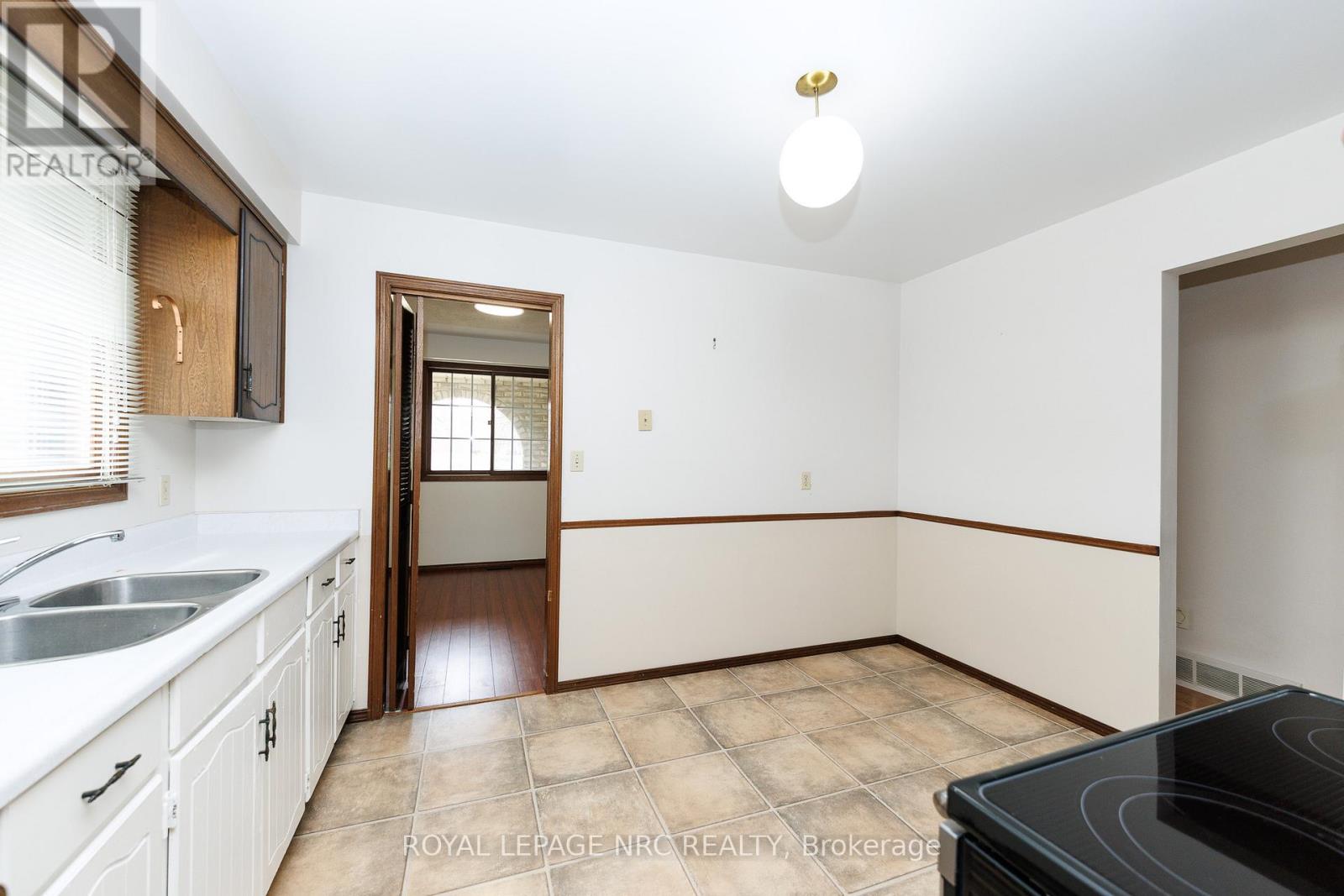 105 Hillview Road, St. Catharines, Ontario  L2S 1S8 - Photo 11 - X12921324