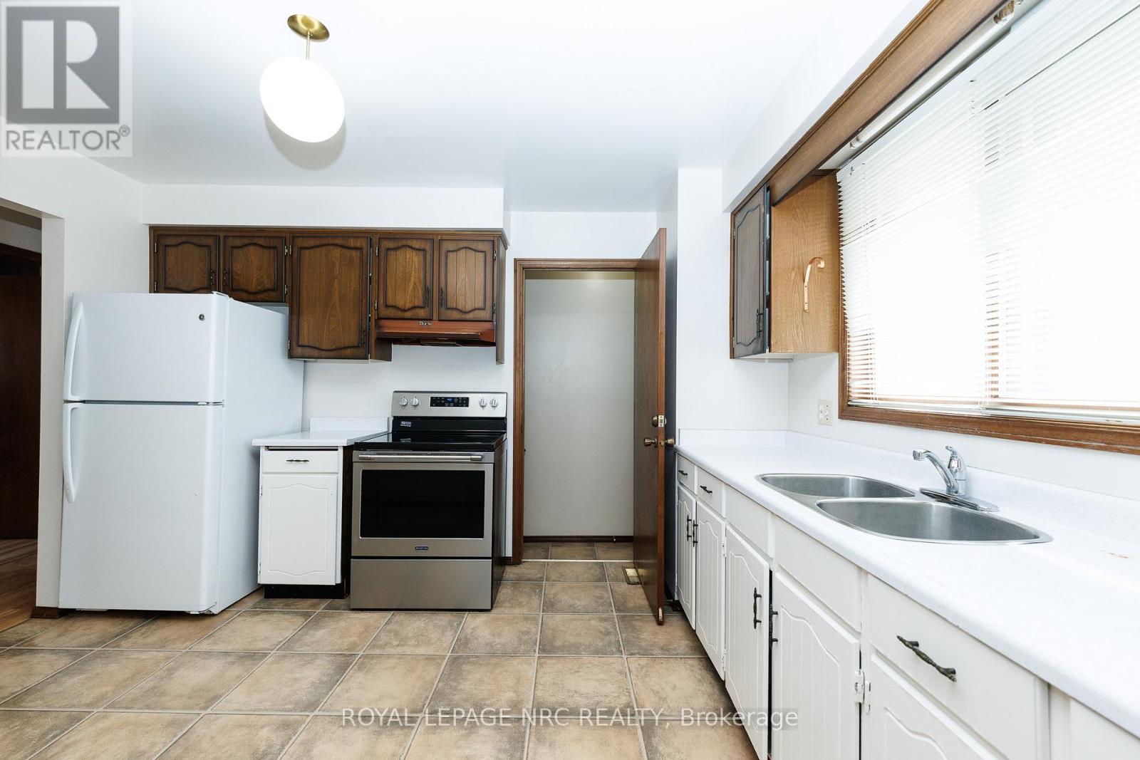 105 Hillview Road, St. Catharines, Ontario  L2S 1S8 - Photo 12 - X12921324