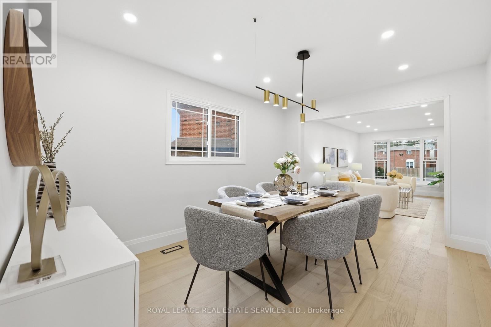 1332 Quinpool Court, Mississauga, Ontario  L5C 4J3 - Photo 12 - W12920398