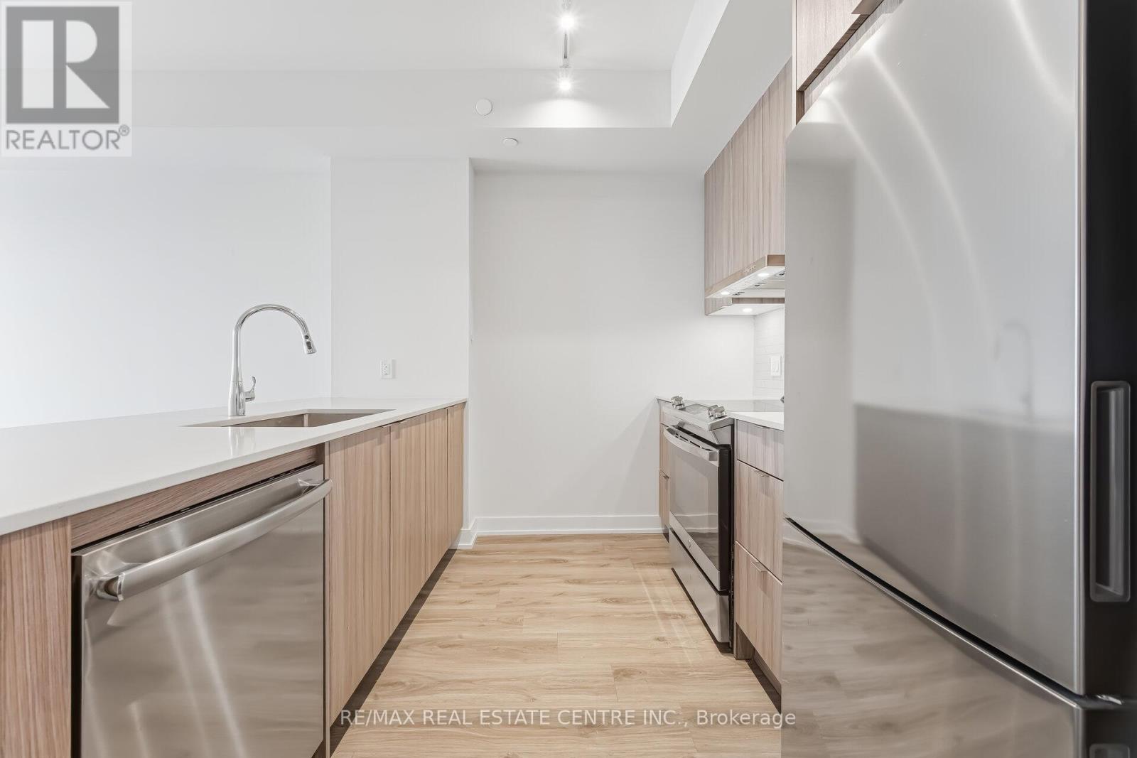 1402 - 4130 Parkside Village Drive, Mississauga, Ontario  L5B 3M8 - Photo 9 - W12812458