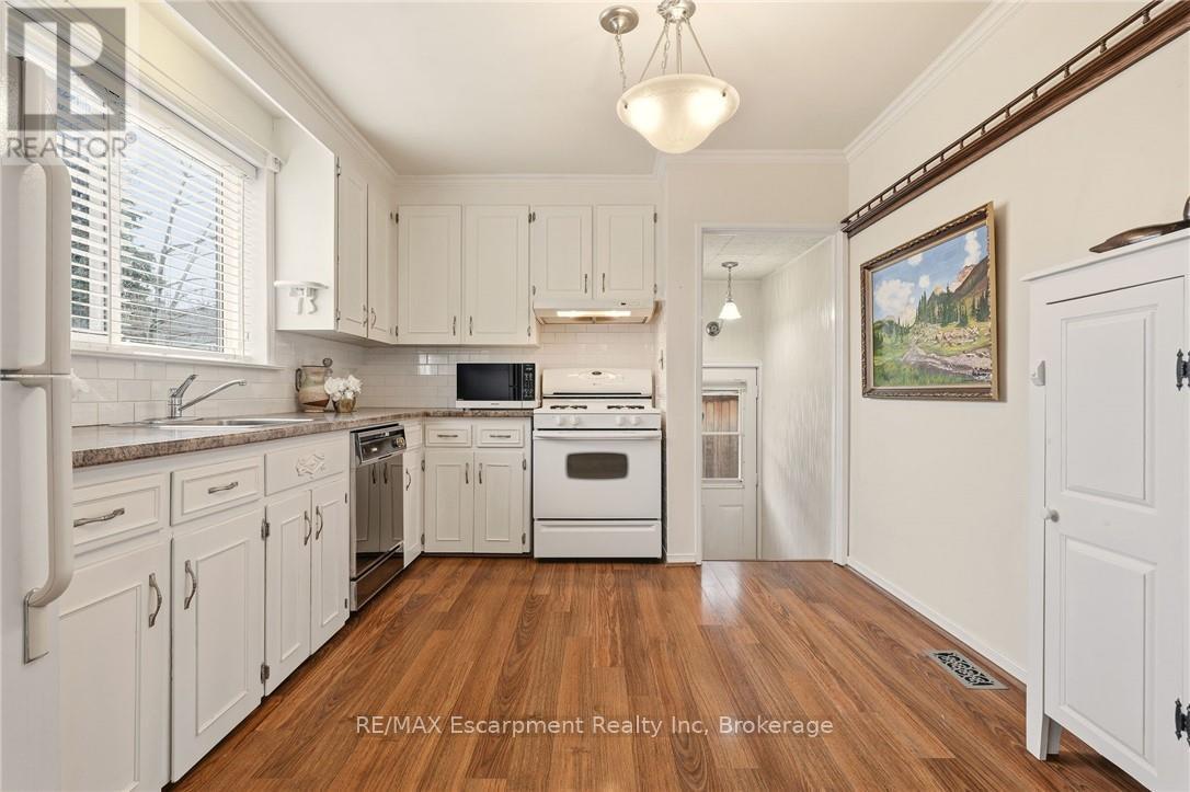 252 Hammersmith Court, Burlington, Ontario  L7L 4N7 - Photo 10 - W12921438