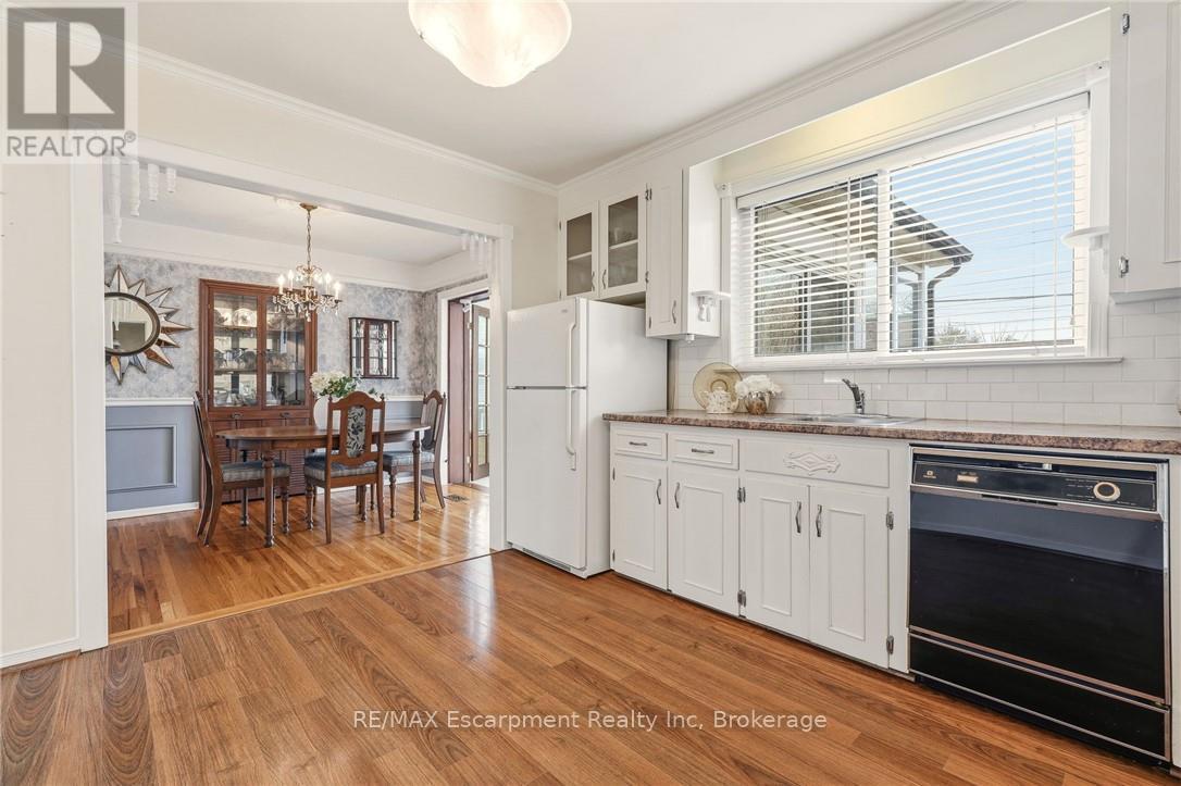 252 Hammersmith Court, Burlington, Ontario  L7L 4N7 - Photo 11 - W12921438