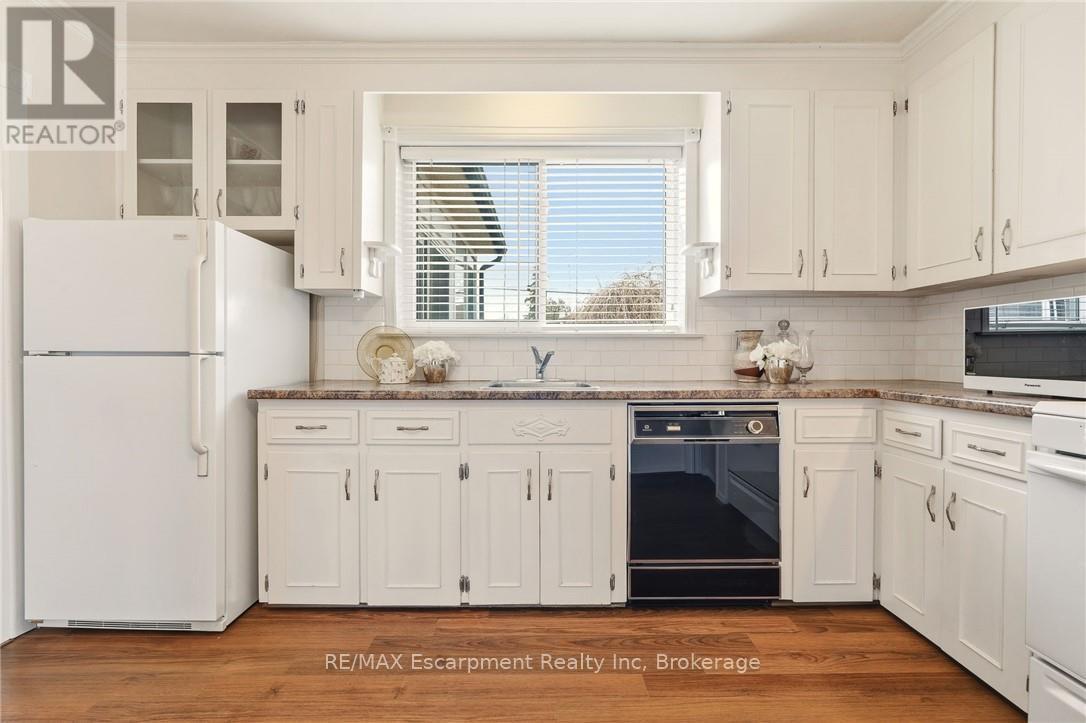 252 Hammersmith Court, Burlington, Ontario  L7L 4N7 - Photo 13 - W12921438