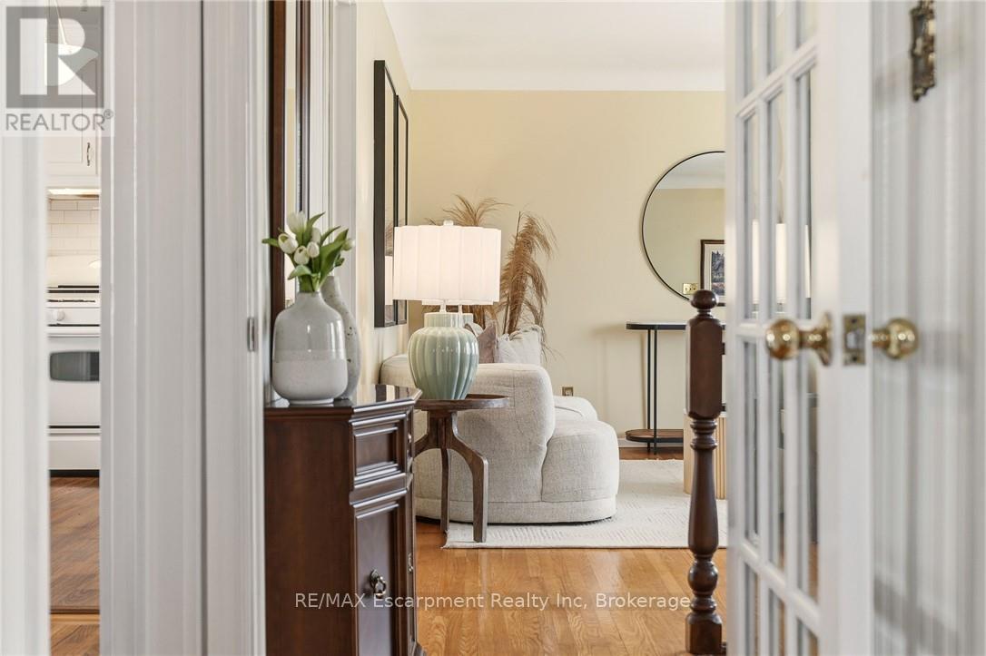 252 Hammersmith Court, Burlington, Ontario  L7L 4N7 - Photo 14 - W12921438