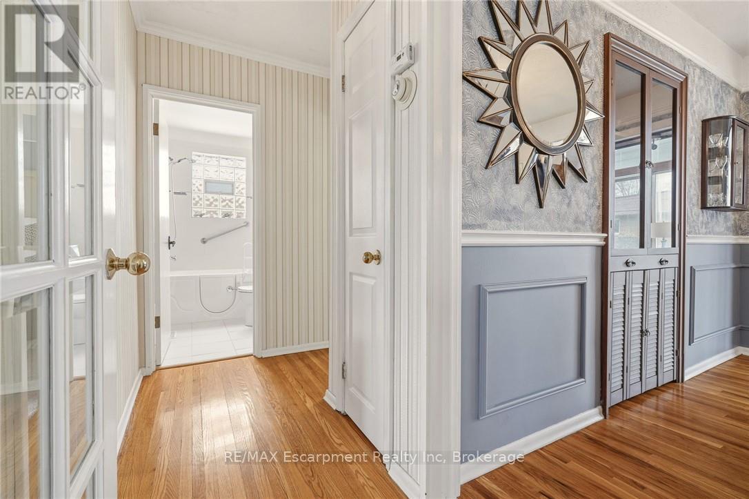 252 Hammersmith Court, Burlington, Ontario  L7L 4N7 - Photo 15 - W12921438