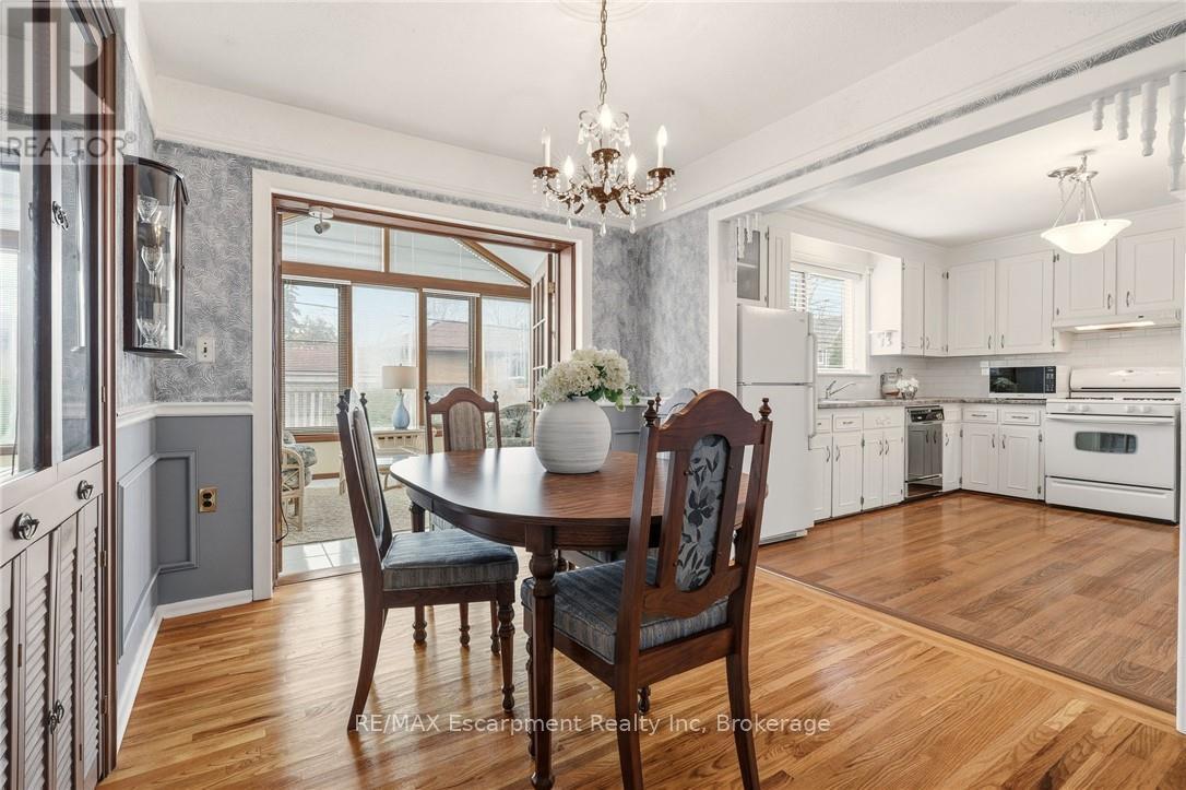 252 Hammersmith Court, Burlington, Ontario  L7L 4N7 - Photo 18 - W12921438