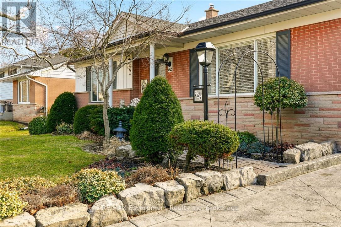 252 Hammersmith Court, Burlington, Ontario  L7L 4N7 - Photo 2 - W12921438