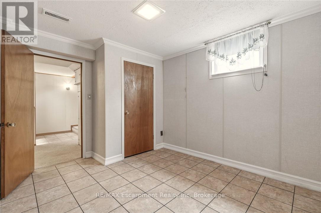 252 Hammersmith Court, Burlington, Ontario  L7L 4N7 - Photo 33 - W12921438