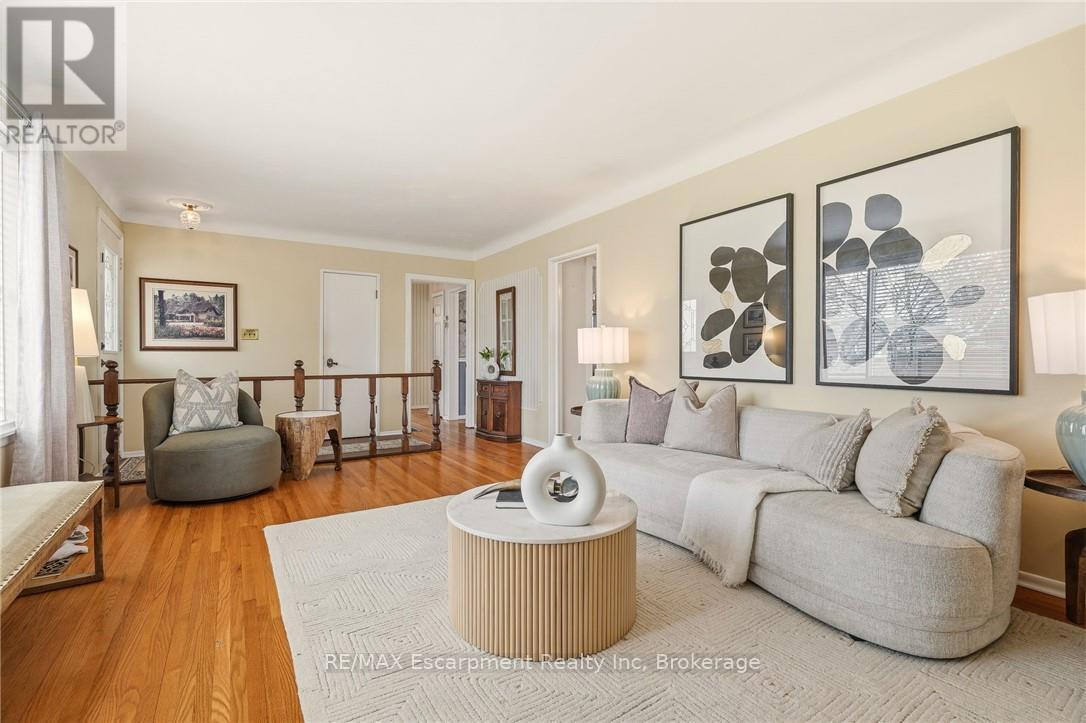 252 Hammersmith Court, Burlington, Ontario  L7L 4N7 - Photo 4 - W12921438