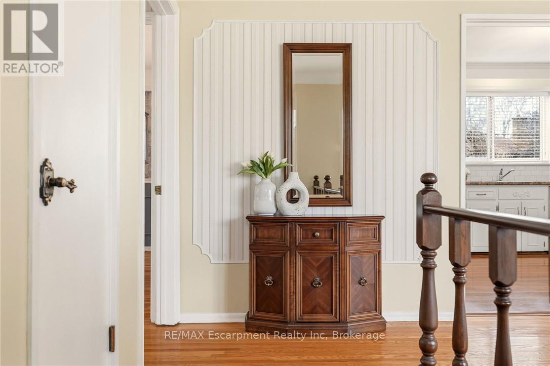 252 Hammersmith Court, Burlington, Ontario  L7L 4N7 - Photo 5 - W12921438