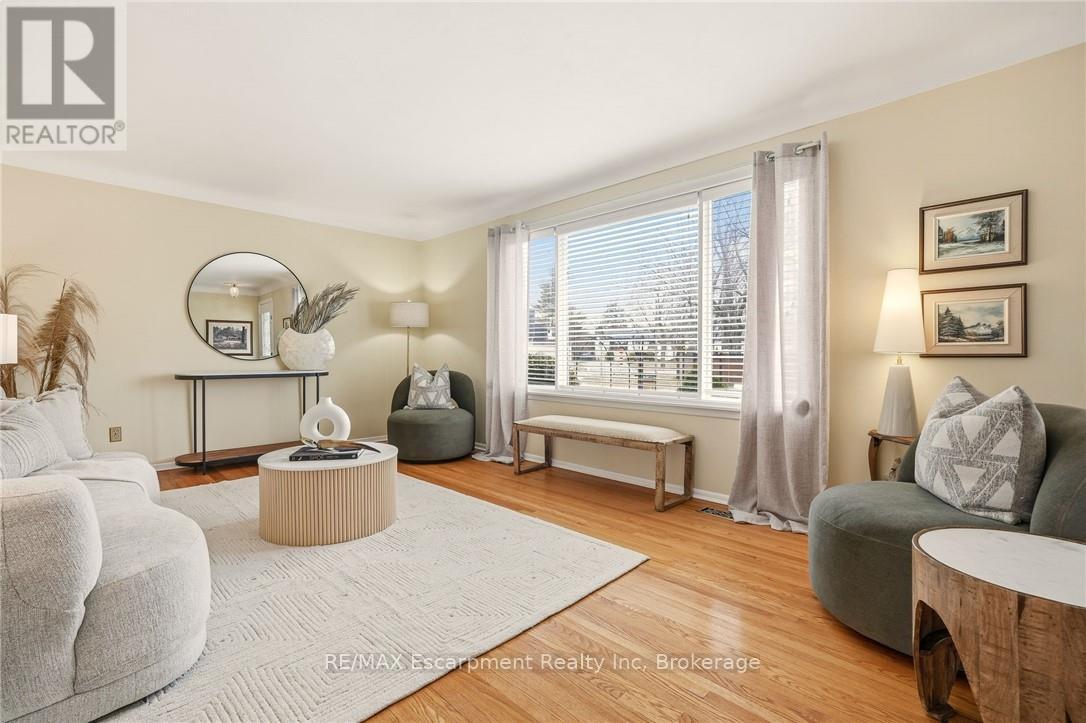 252 Hammersmith Court, Burlington, Ontario  L7L 4N7 - Photo 7 - W12921438