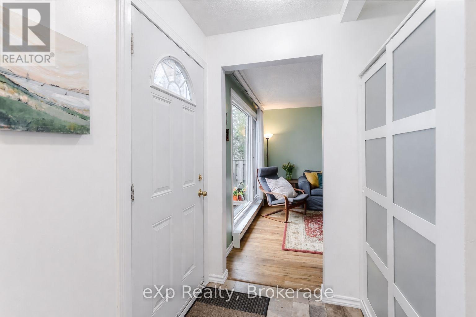 332 Scottsdale Drive, Guelph (Dovercliffe Park/old University), Ontario  N1G 2Z8 - Photo 4 - X12921402