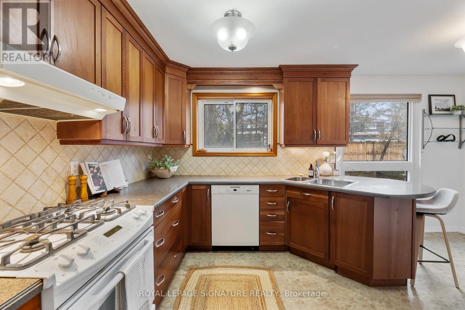 30 Bledlow Manor Drive, Toronto, Ontario  M1E 1B2 - Photo 9 - E12921436