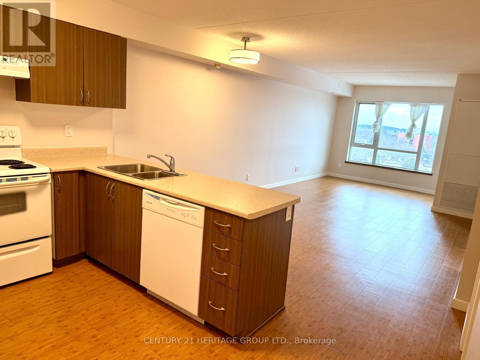 814 - 10415 Yonge Street, Richmond Hill, Ontario  L4C 0Z3 - Photo 3 - N12921364