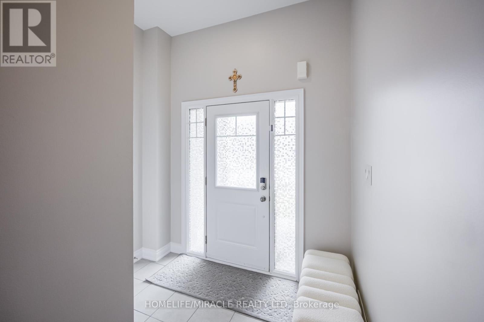 16 Arnold Crescent, New Tecumseth, Ontario  L6R 0T6 - Photo 5 - N12921372