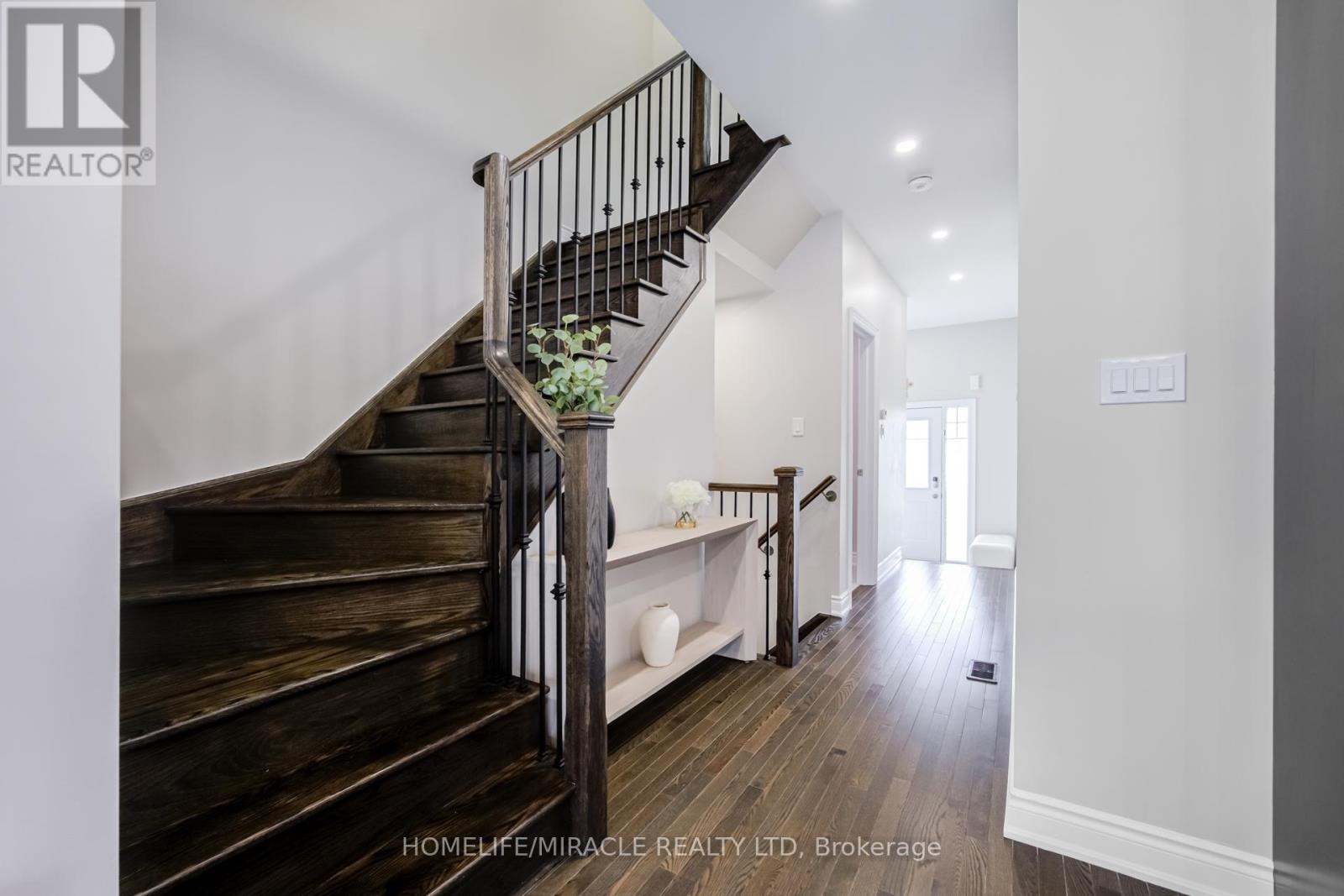 16 Arnold Crescent, New Tecumseth, Ontario  L6R 0T6 - Photo 7 - N12921372