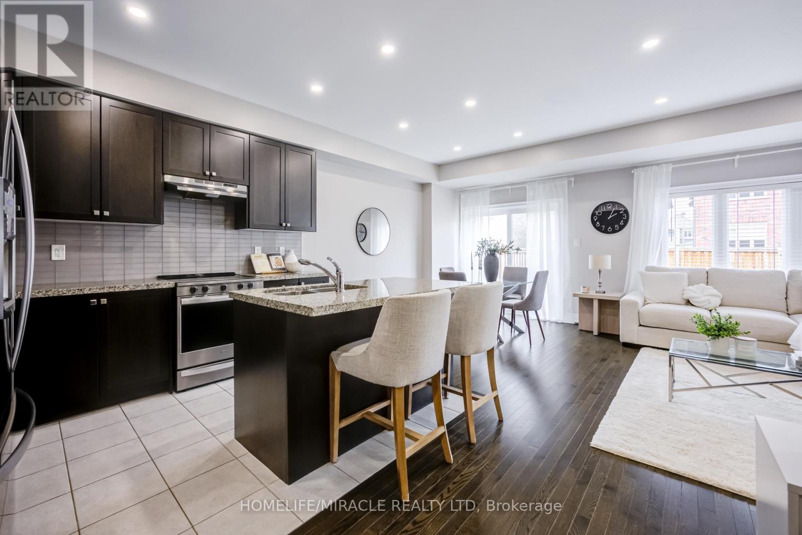 16 Arnold Crescent, New Tecumseth, Ontario  L6R 0T6 - Photo 9 - N12921372