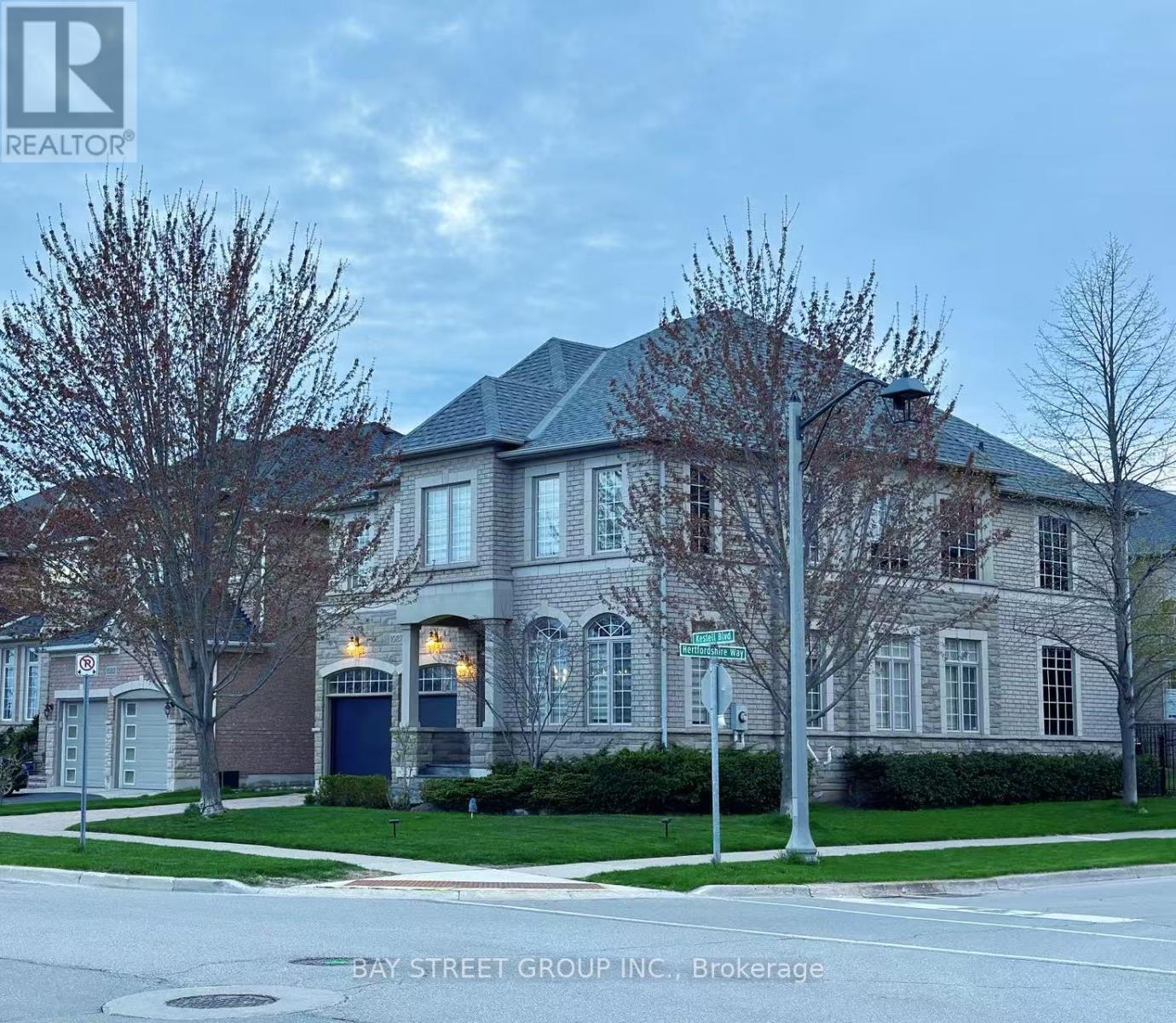 1087 Kestell Boulevard, Oakville, Ontario  L6H 7M5 - Photo 3 - W12921266