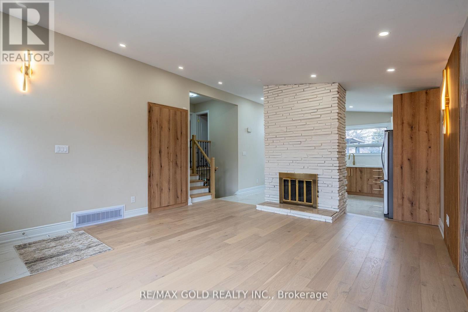 15 Athlone Avenue, Brampton, Ontario  L6T 2N5 - Photo 4 - W12921338