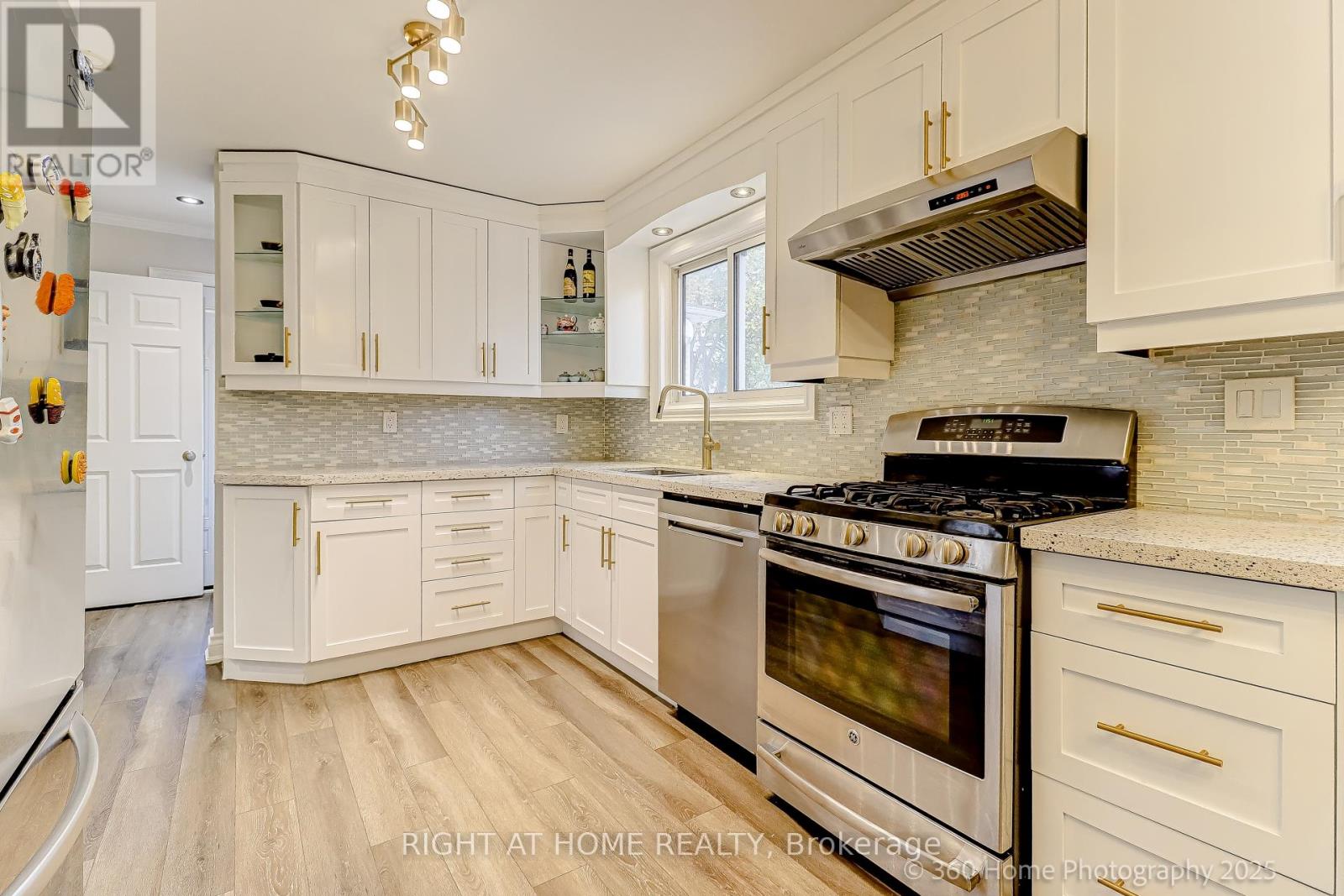 38 Culham Street, Oakville, Ontario  L6H 1G5 - Photo 8 - W12921352