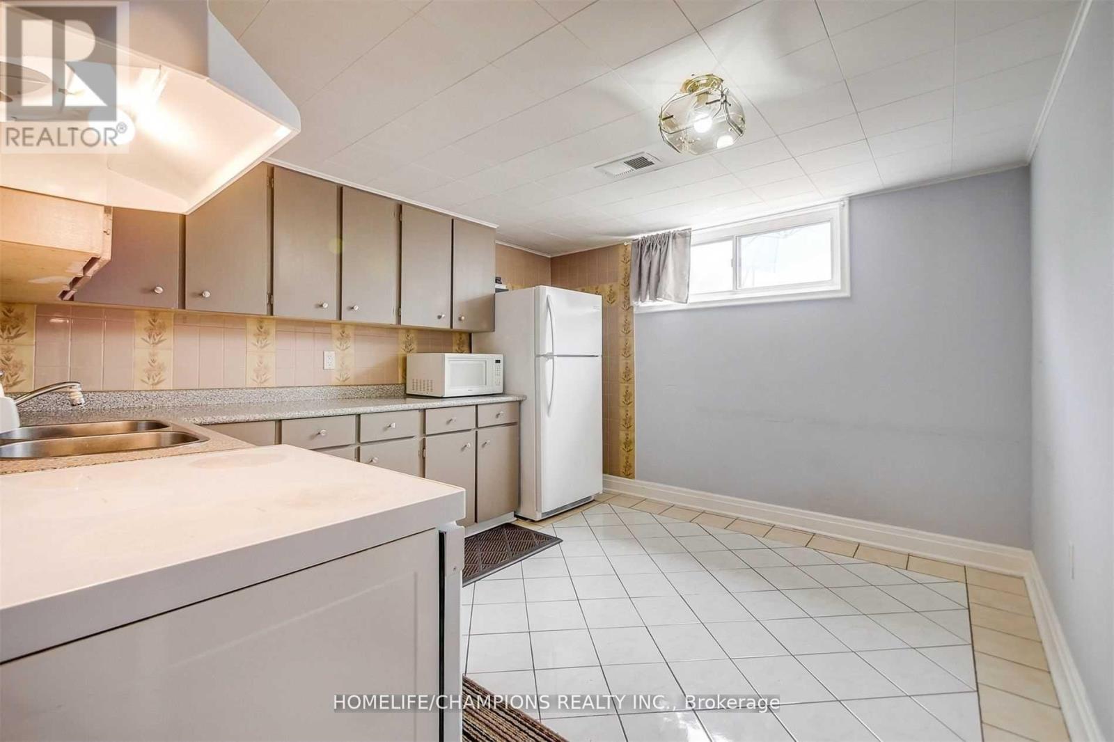 65 Whitburn Bsmt#2 Crescent, Toronto, Ontario  M3M 2S5 - Photo 5 - W12921414