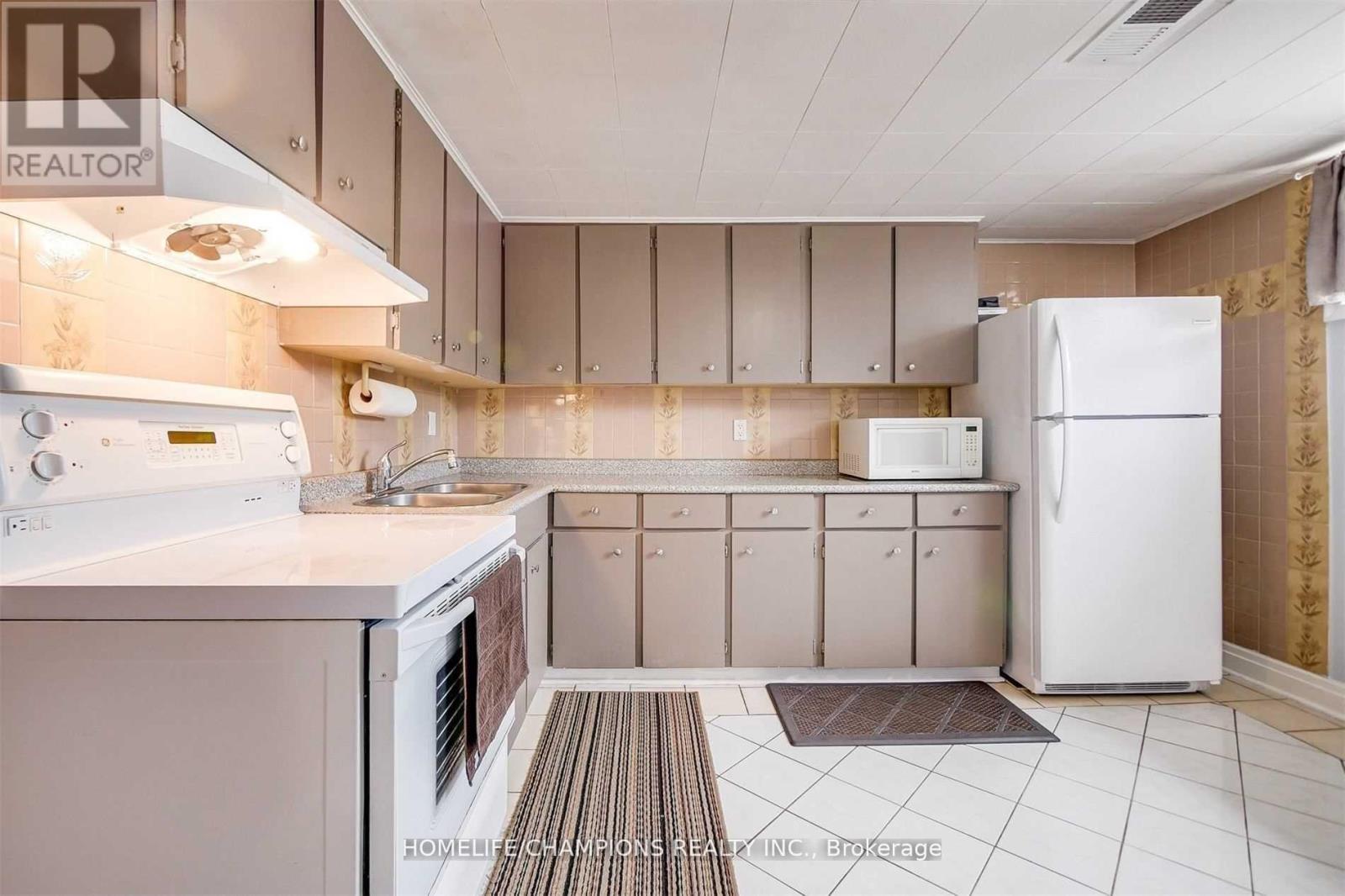 65 Whitburn Bsmt#2 Crescent, Toronto, Ontario  M3M 2S5 - Photo 7 - W12921414