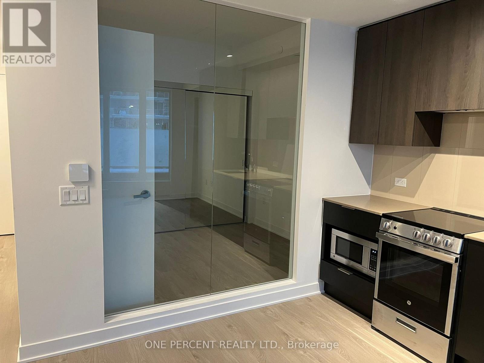 204 - 3900 Confederation Parkway, Mississauga, Ontario  L5B 0M3 - Photo 2 - W12921426