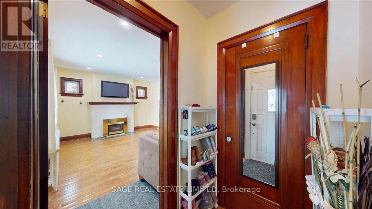 40 William Street, Toronto, Ontario  M9N 2G7 - Photo 2 - W12921480