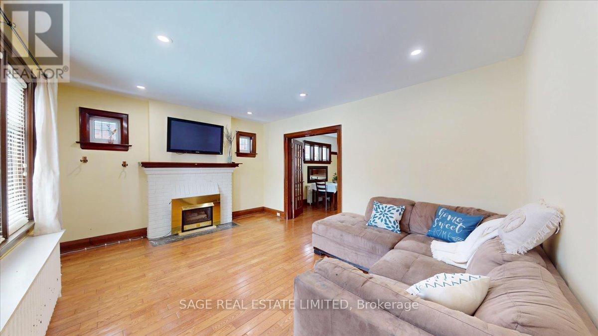 40 William Street, Toronto, Ontario  M9N 2G7 - Photo 4 - W12921480