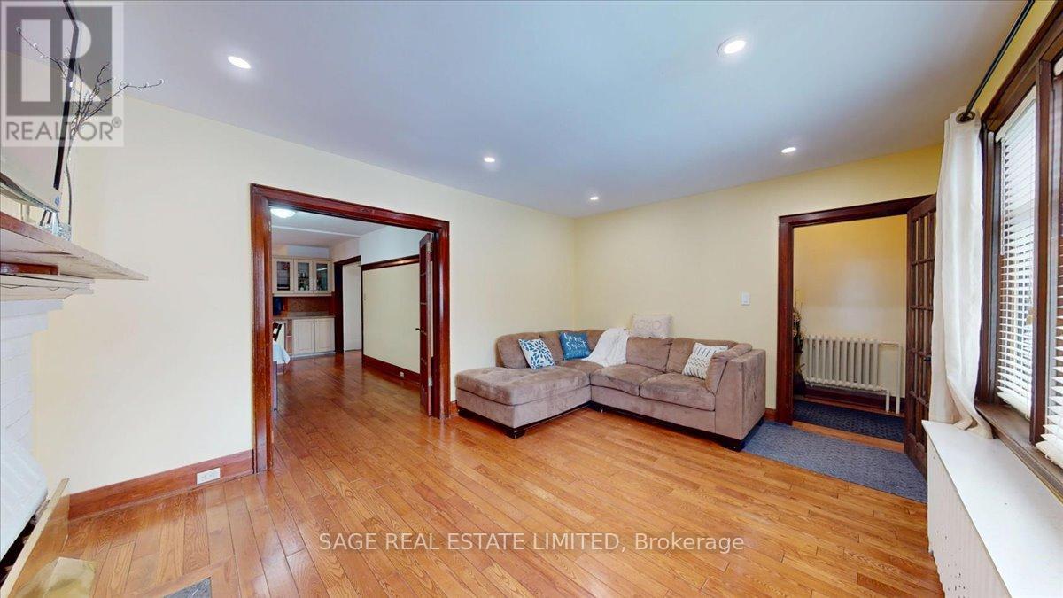 40 William Street, Toronto, Ontario  M9N 2G7 - Photo 5 - W12921480