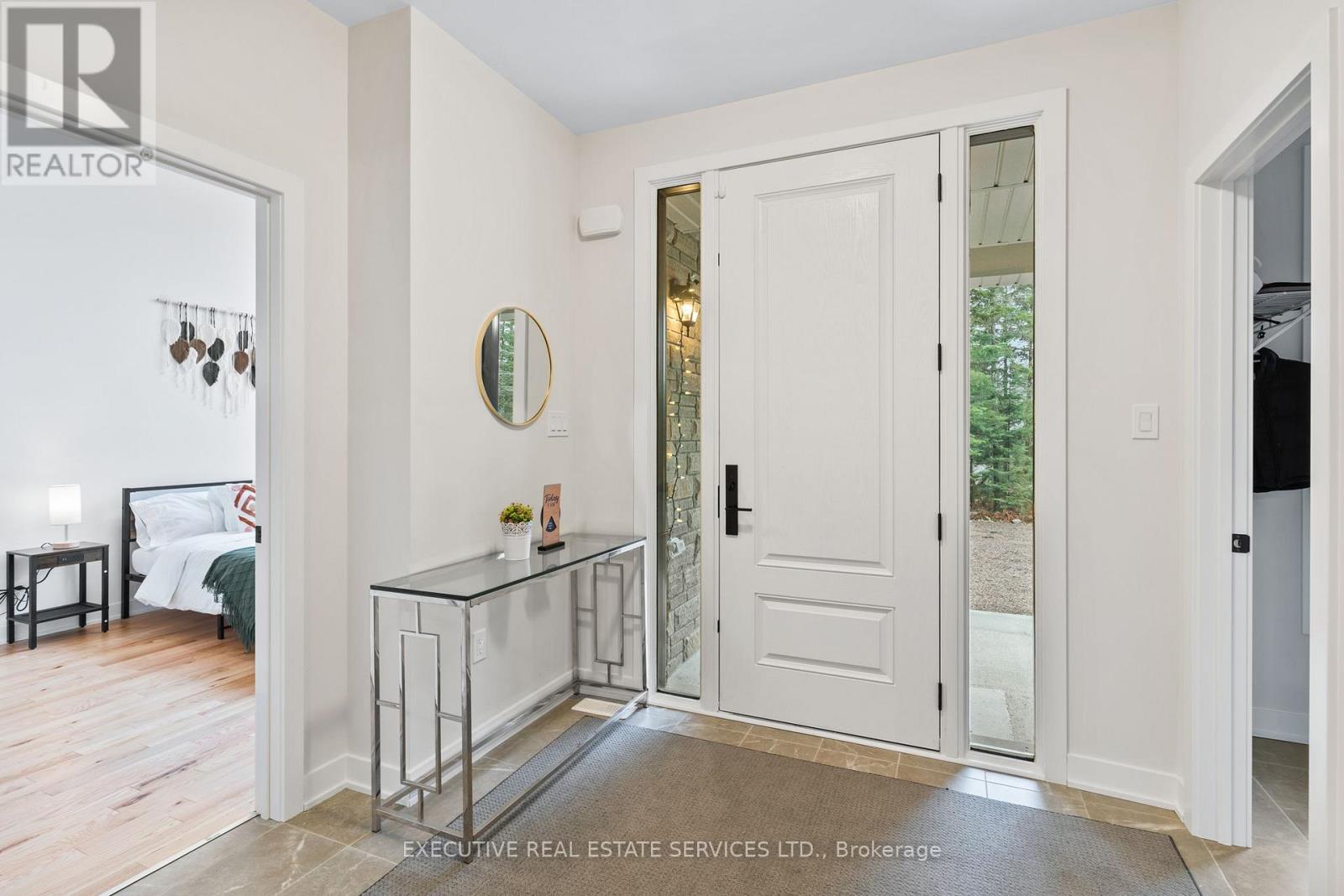 1049 Greensview Drive, Lake Of Bays, Ontario  P1H 0K1 - Photo 4 - X12921398