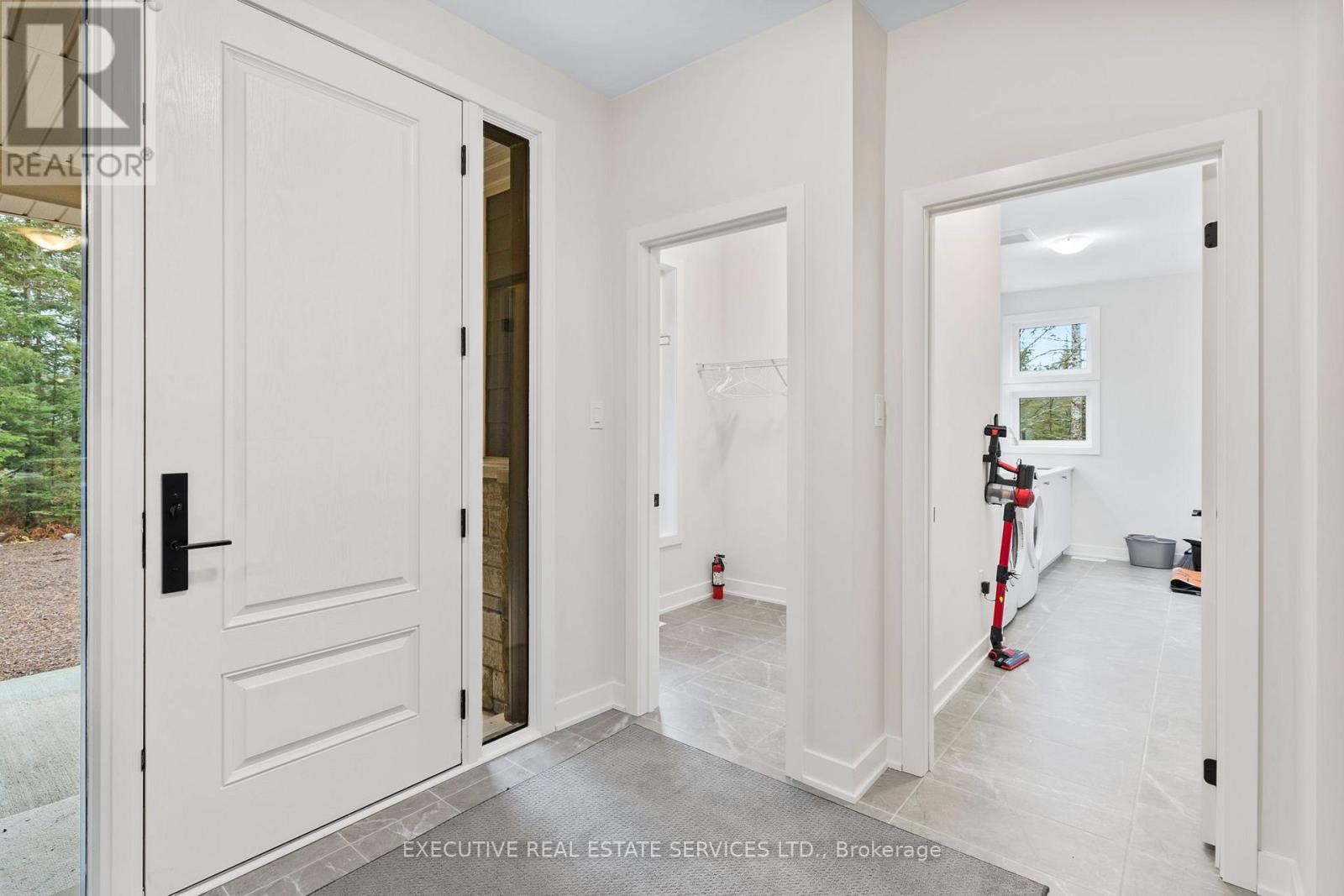 1049 Greensview Drive, Lake Of Bays, Ontario  P1H 0K1 - Photo 6 - X12921398