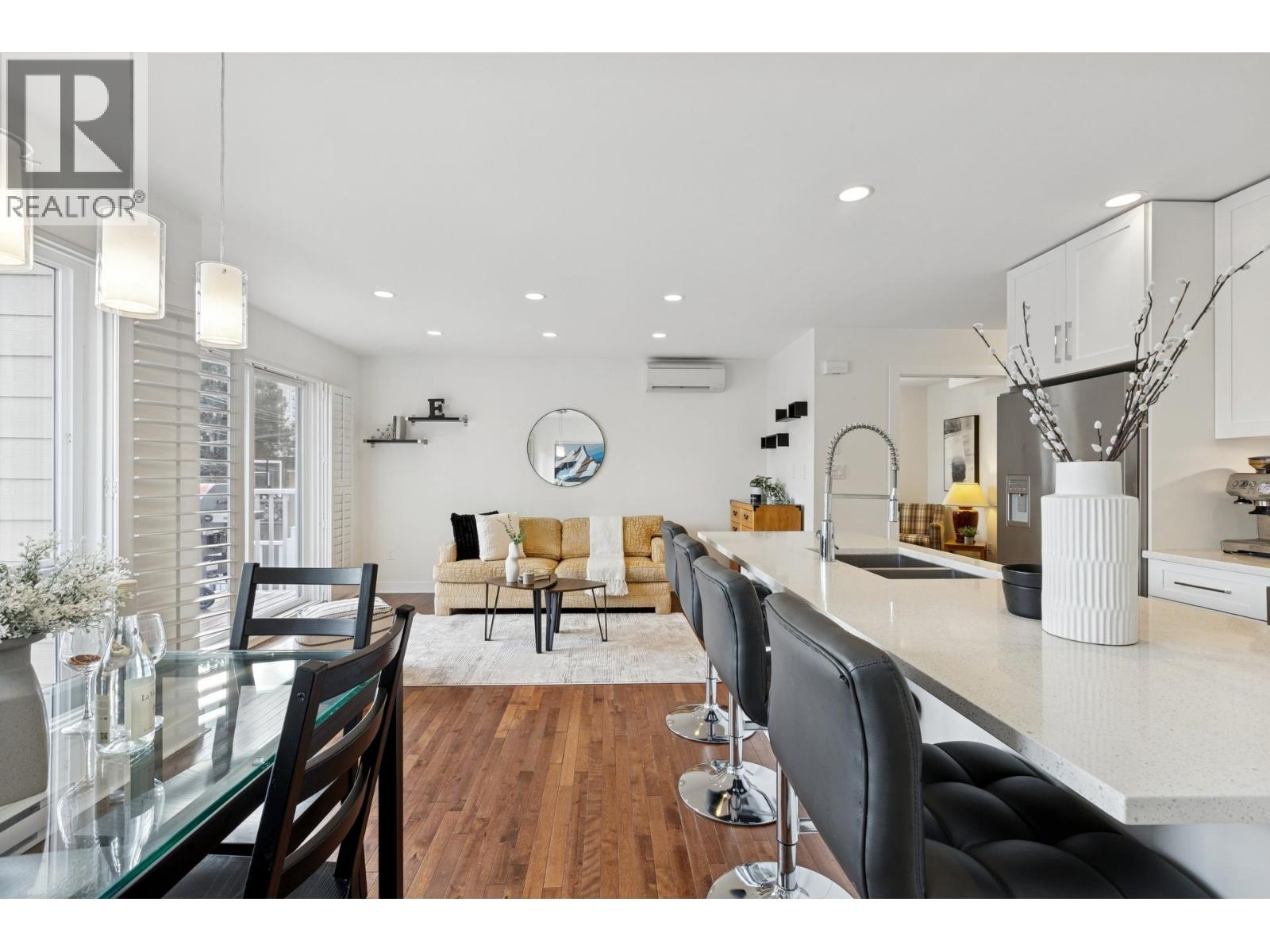 205 E 18th Street, North Vancouver, British Columbia V7L 2X7 - Photo 2 - R3103696